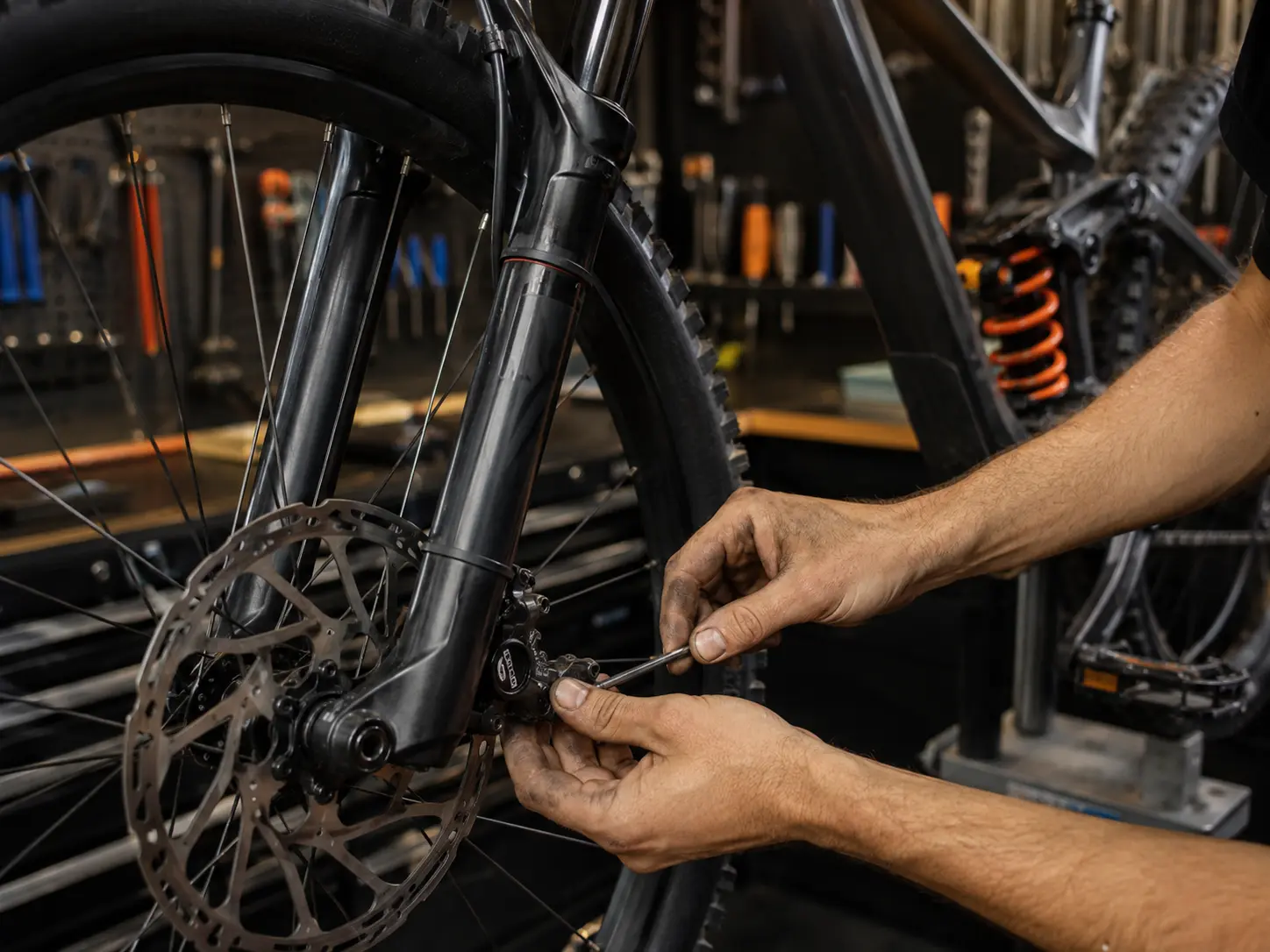 Mechaniker beim präzisen Service einer Mountainbike-Bremse